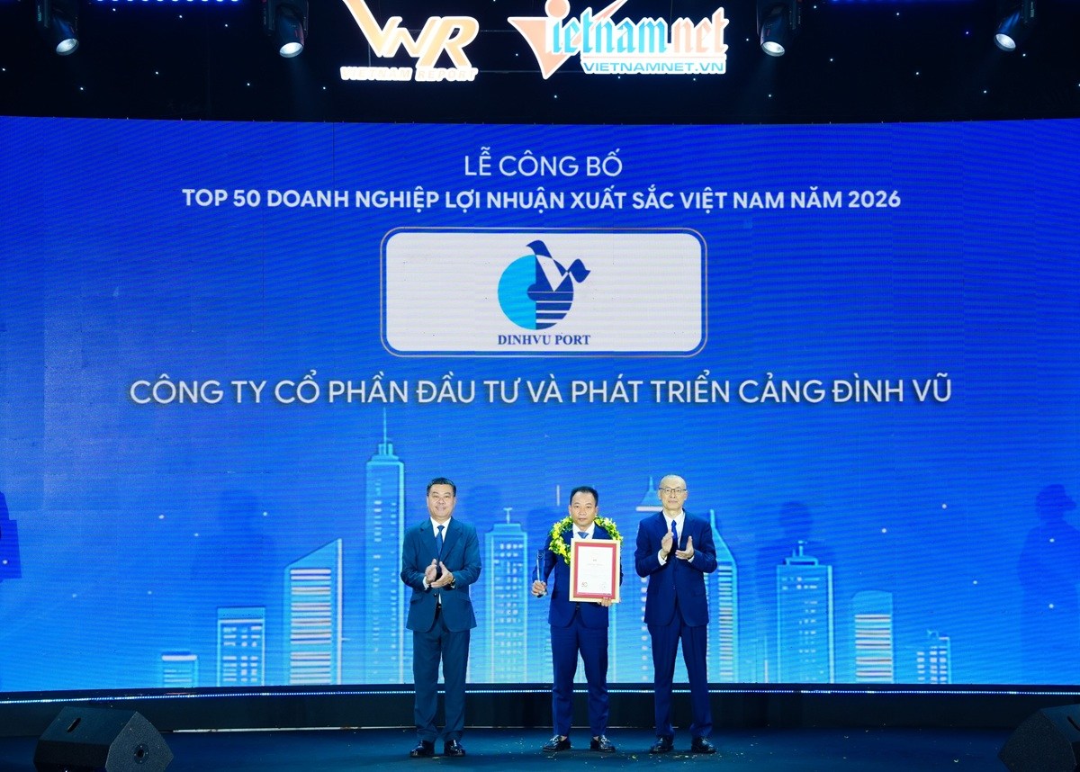 Đại sứ Vũ Quang Minh - Nguyên Thứ trưởng Bộ Ngoại giao (phải) cùng Ông Nguyễn Văn Bá Tổng biên tập Báo Vietnamnet trao hoa và cúp chứng nhận cho các doanh nghiệp